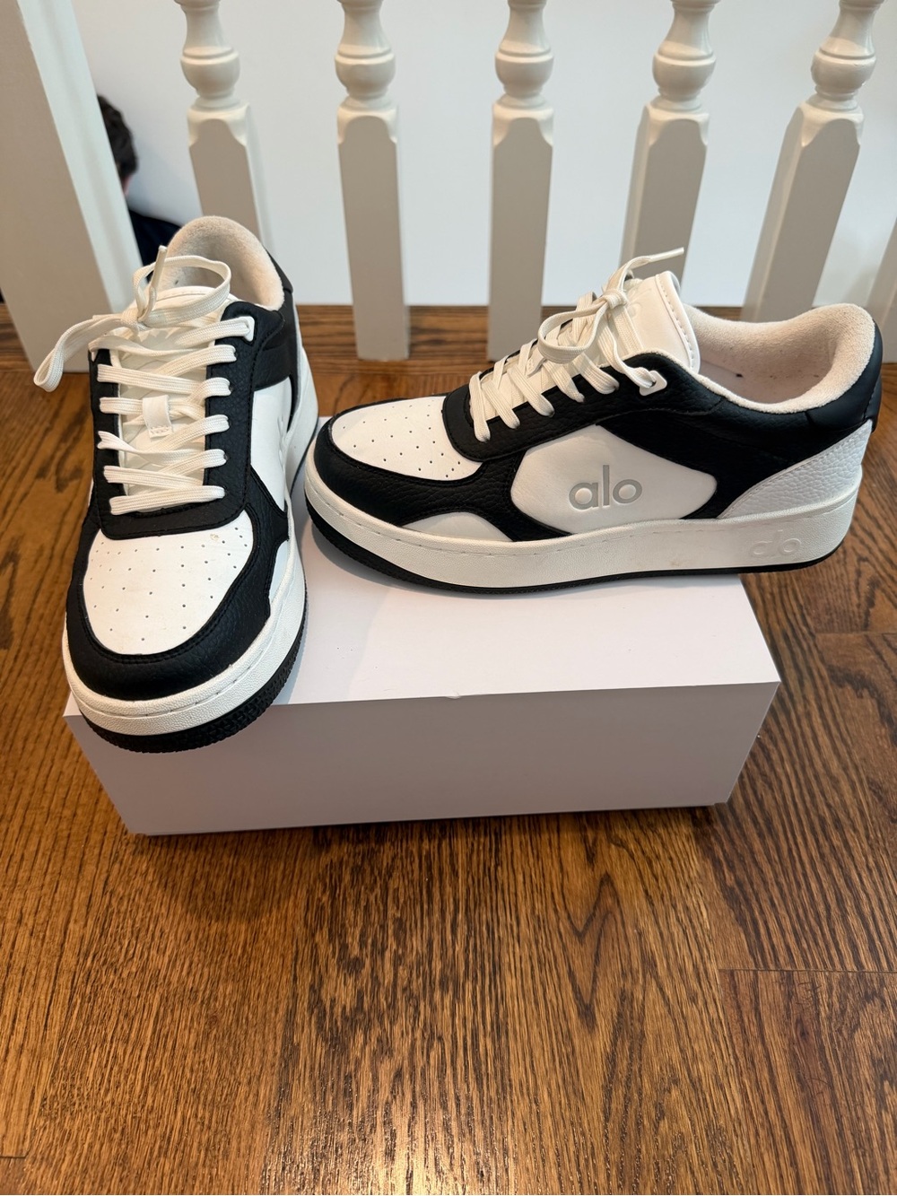 Like New!!! ALO Recovery Mode Sneaker. Size Women’ 8.